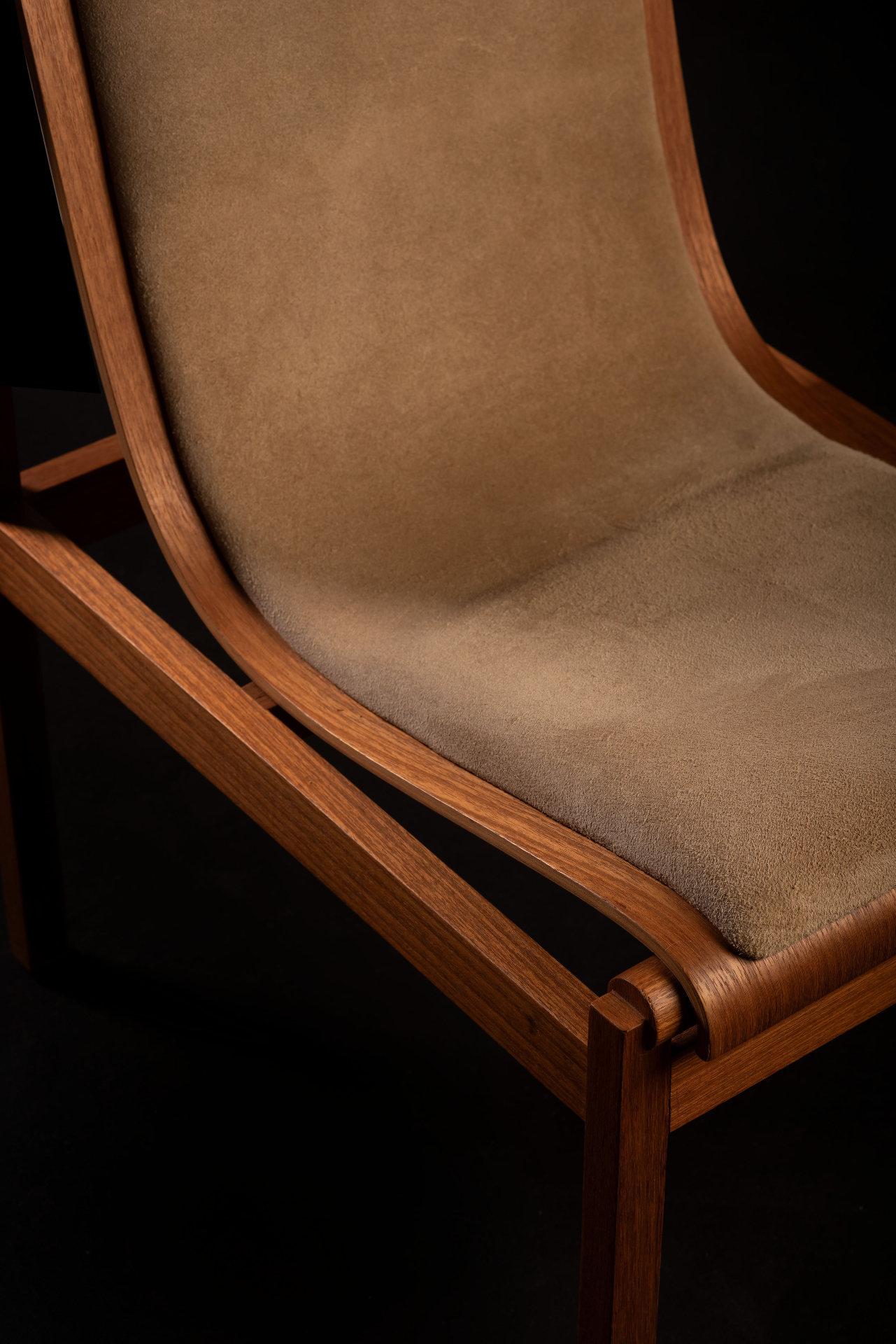 Cadeira Quem Será?, detalhe do encosto e assento em suede