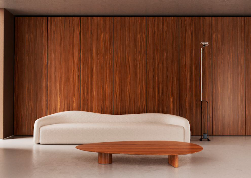 Sofá Helô ambientado em sala com painel de madeira e mesa de centro oval