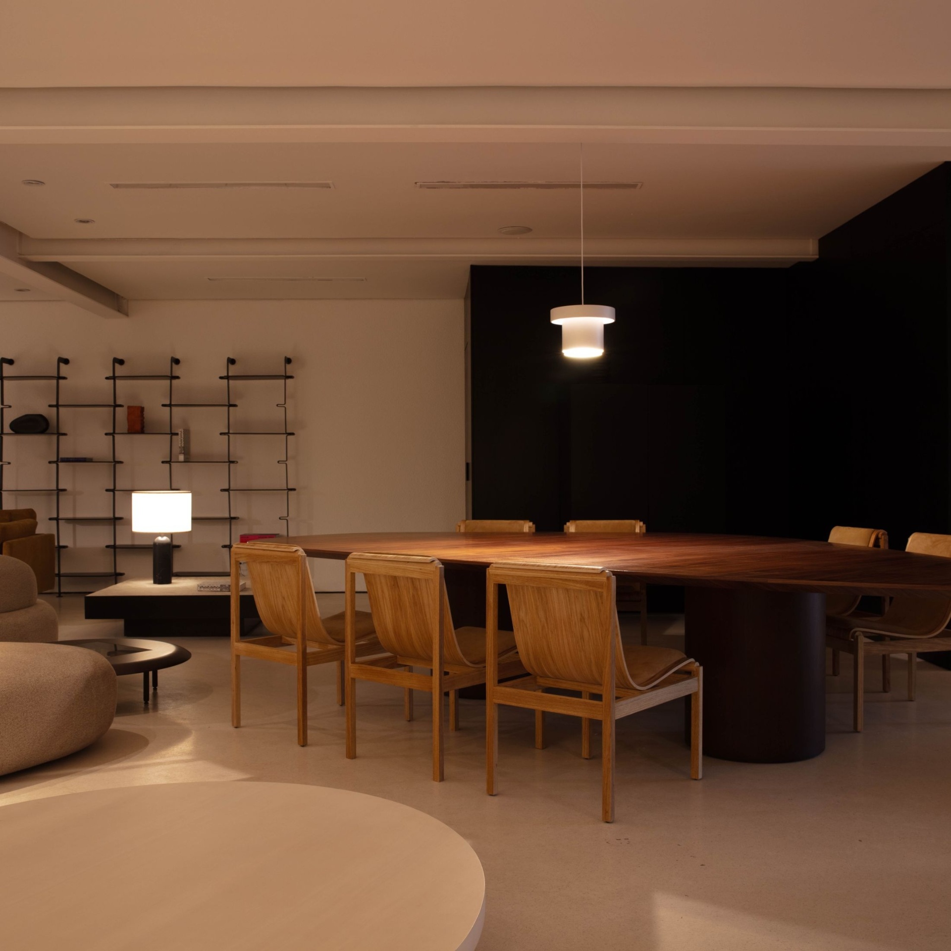 Mesa de Jantar Amorfa, vista lateral no showroom