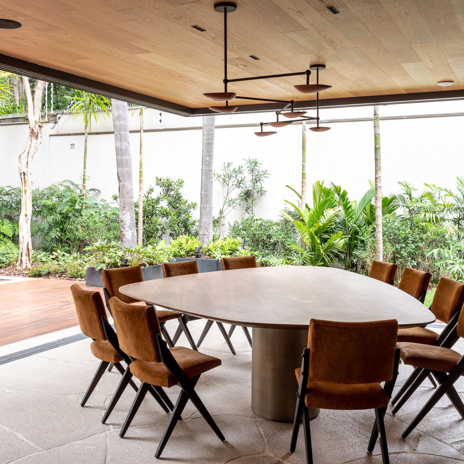 Mesa de Jantar Amorfa, versão externa em concreto