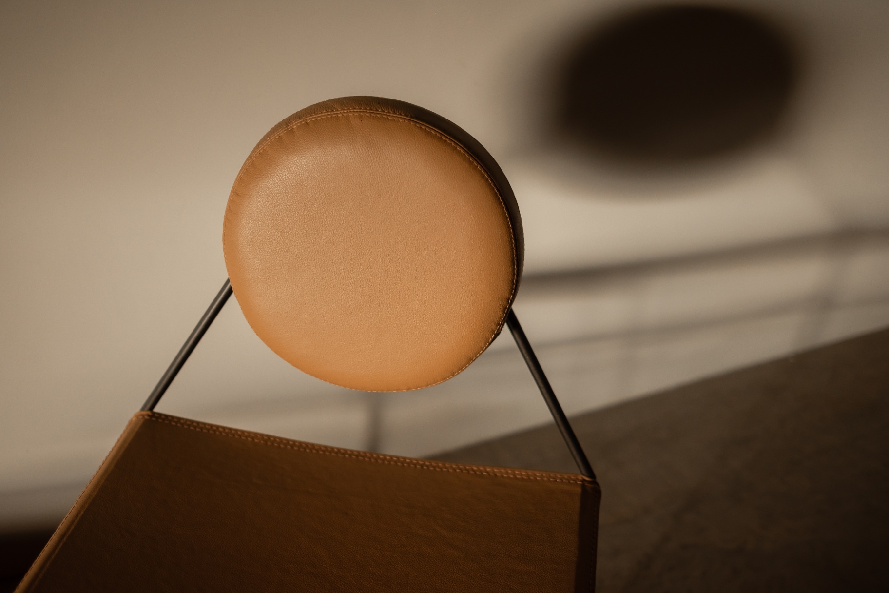 Poltrona Serfa Plus, detalhe do encosto circular