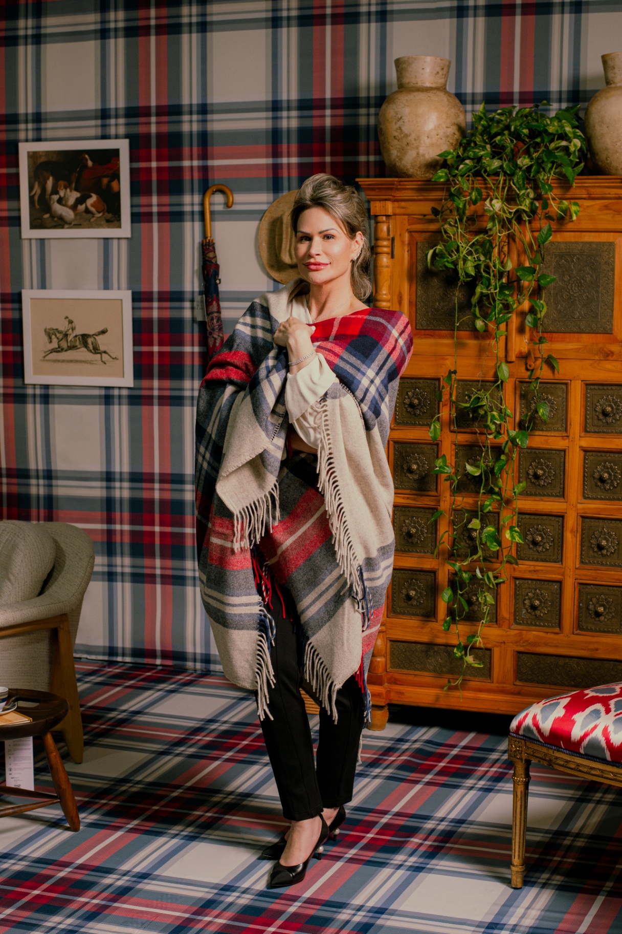 Look em manta xadrez sobre ambiente com papel de parede tartan