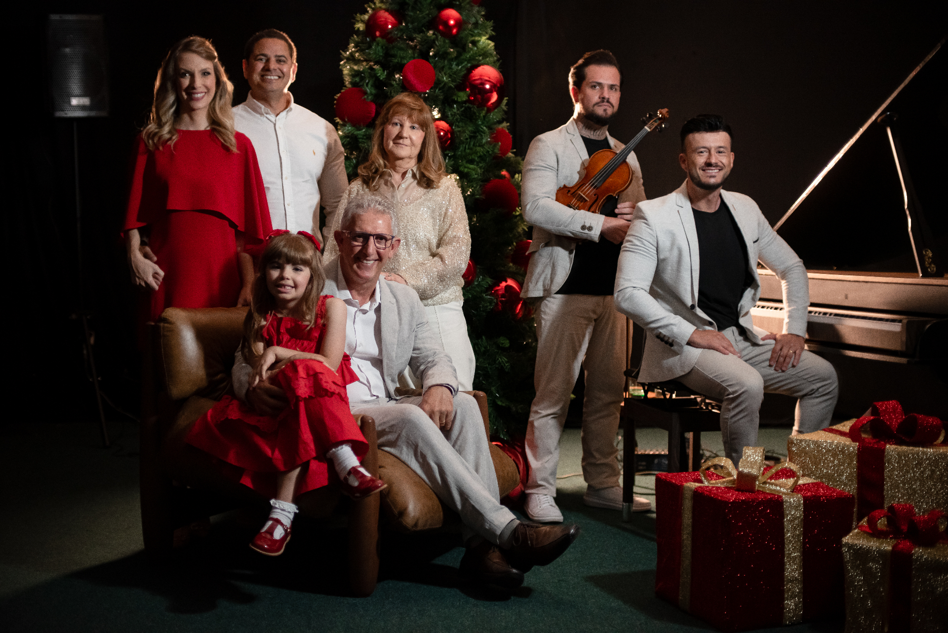 Programa impresso do Concerto de Natal sobre poltrona de couro