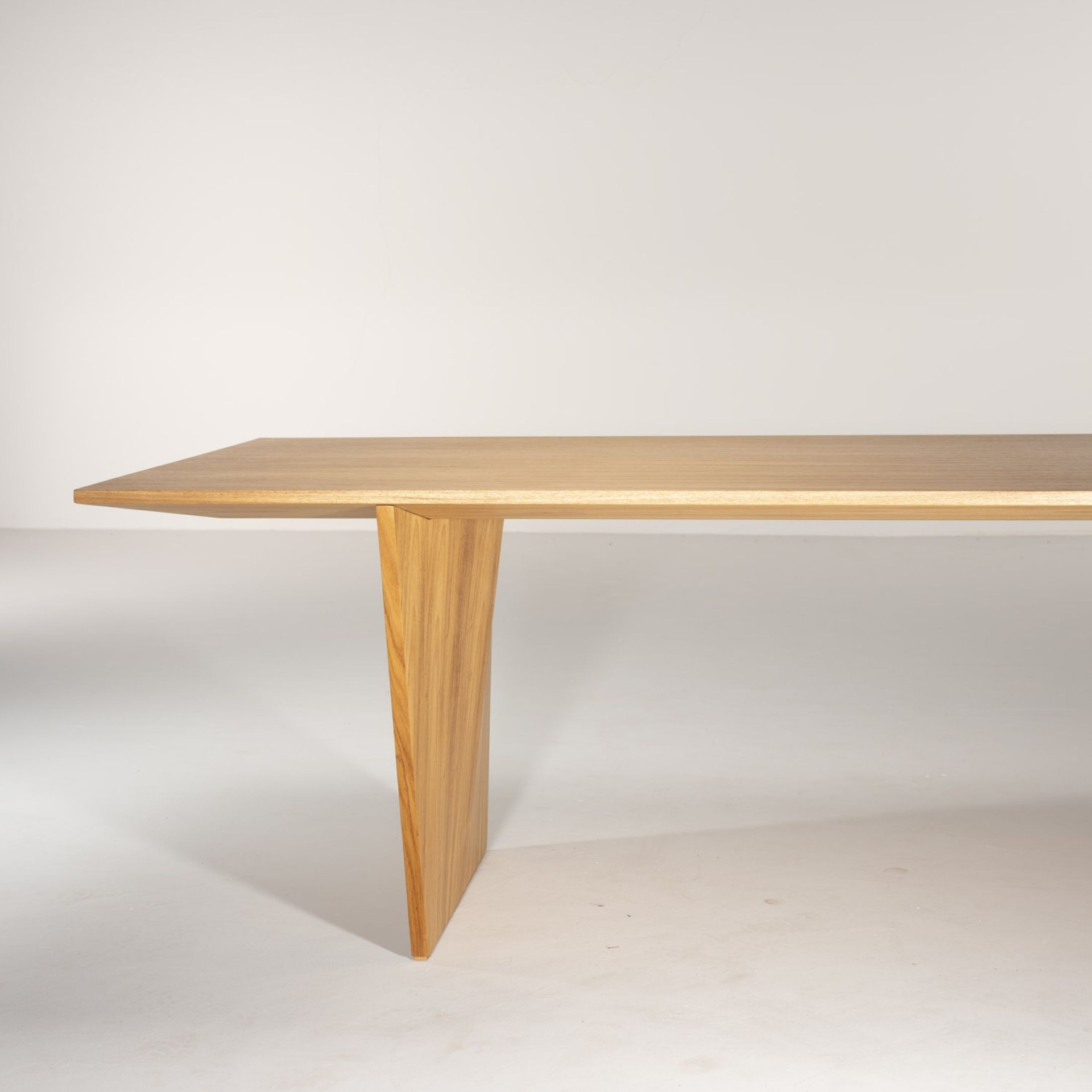 Mesa Tom, detalhe do tampo e da base esculpida em madeira