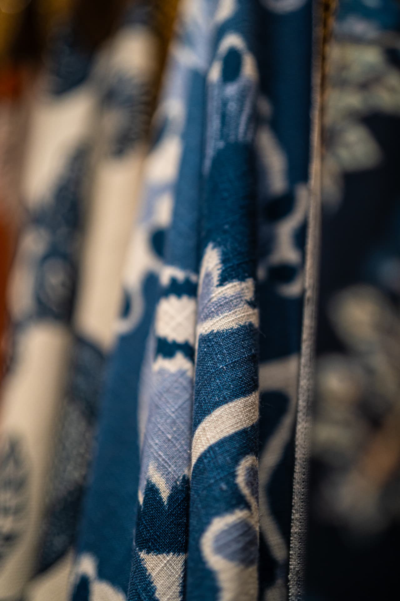 Detalhe das cortinas de jacquard azul da Coleção Comporta