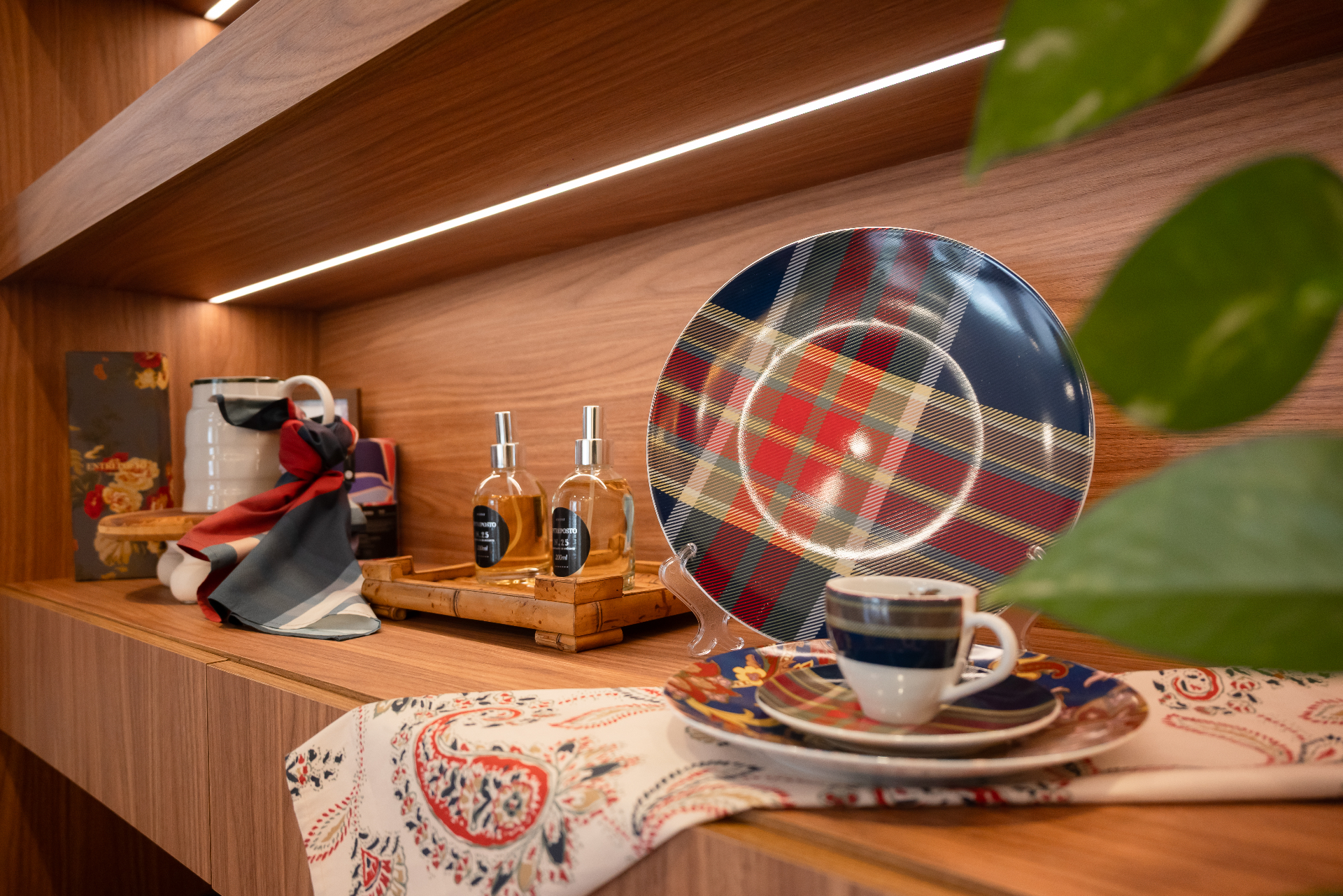 Mesa posta e objetos decorativos na Luize Home