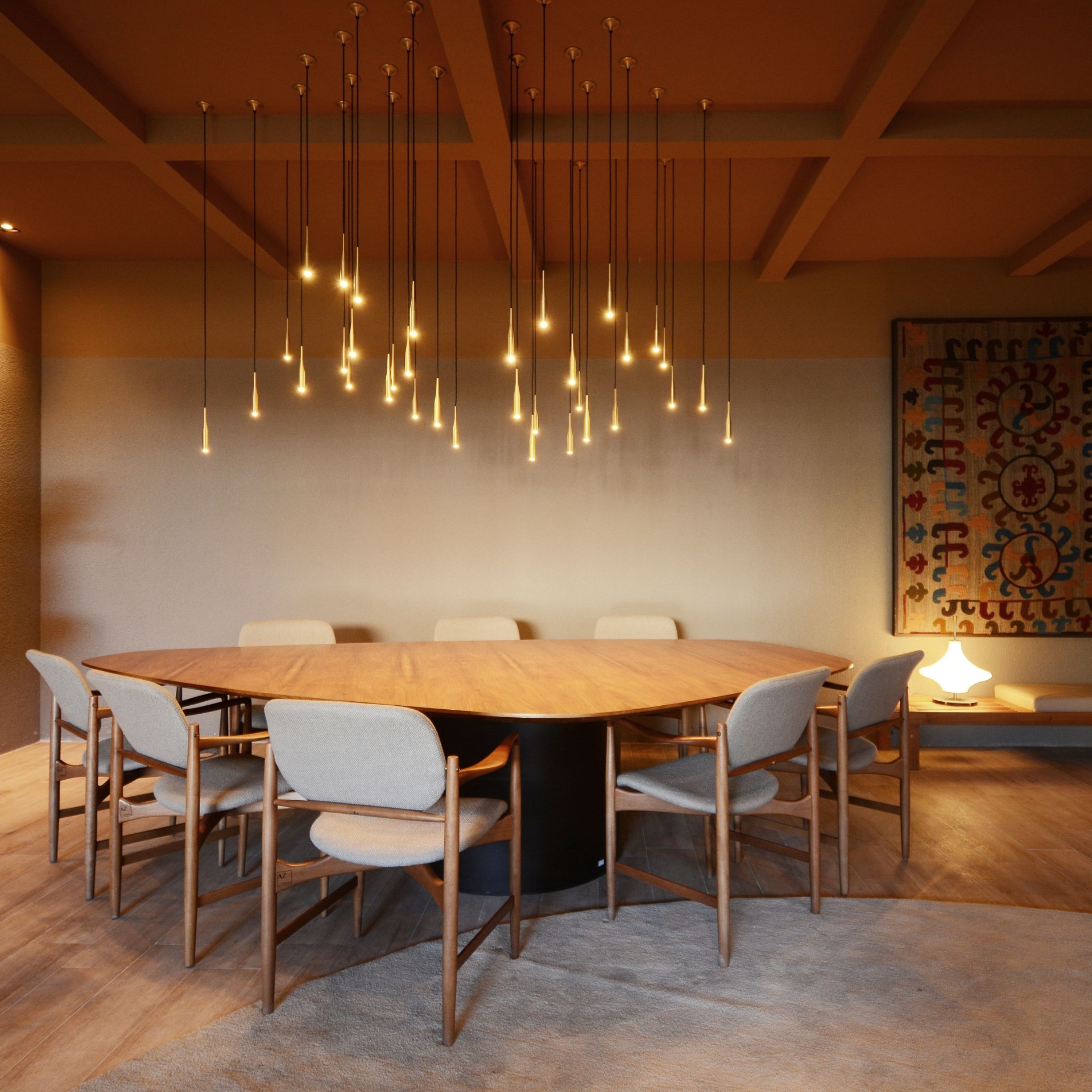 Mesa de Jantar Amorfa, sala de jantar com pendentes