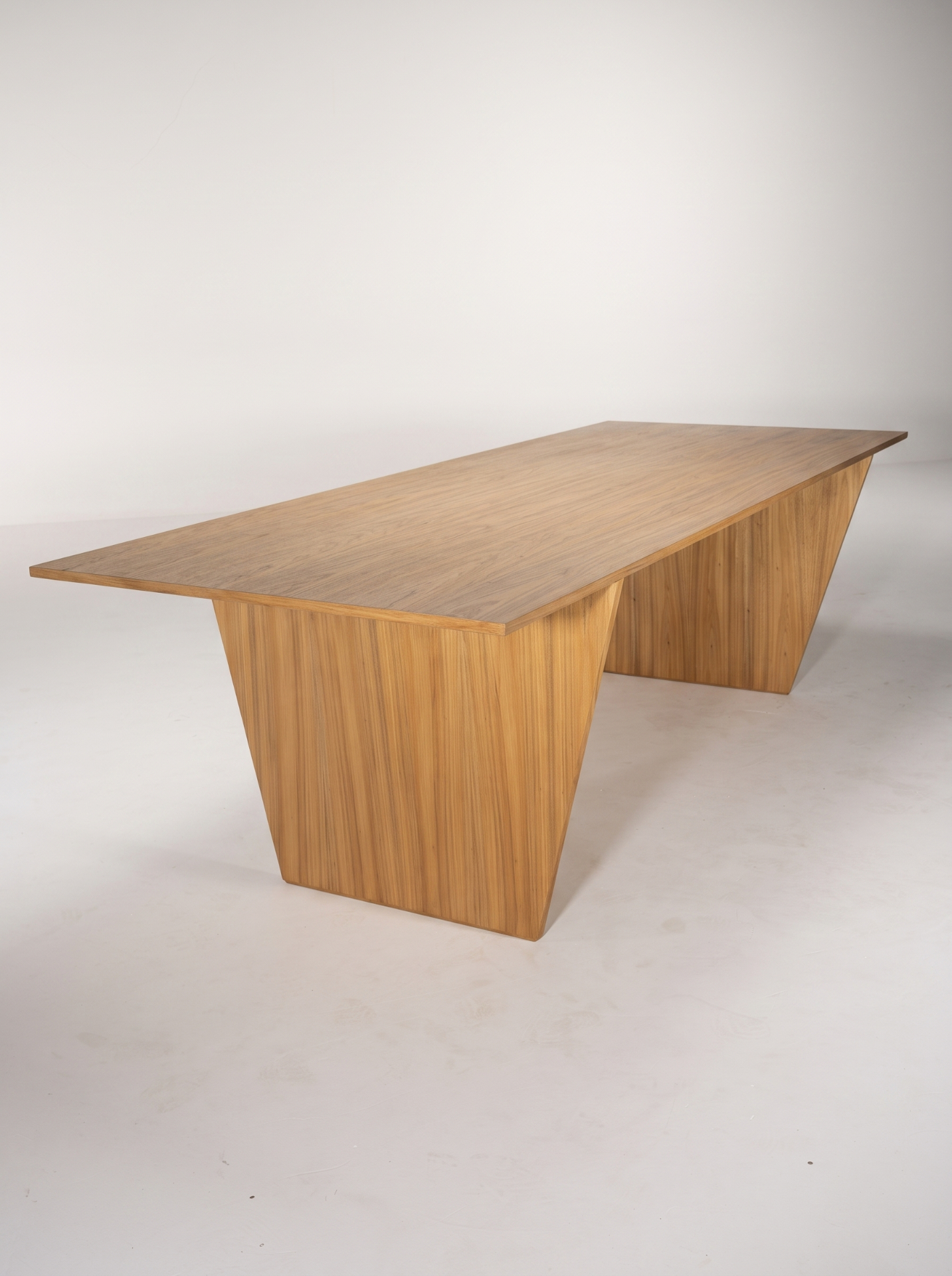 Mesa Tom, vista em perspectiva do tampo e das bases esculpidas