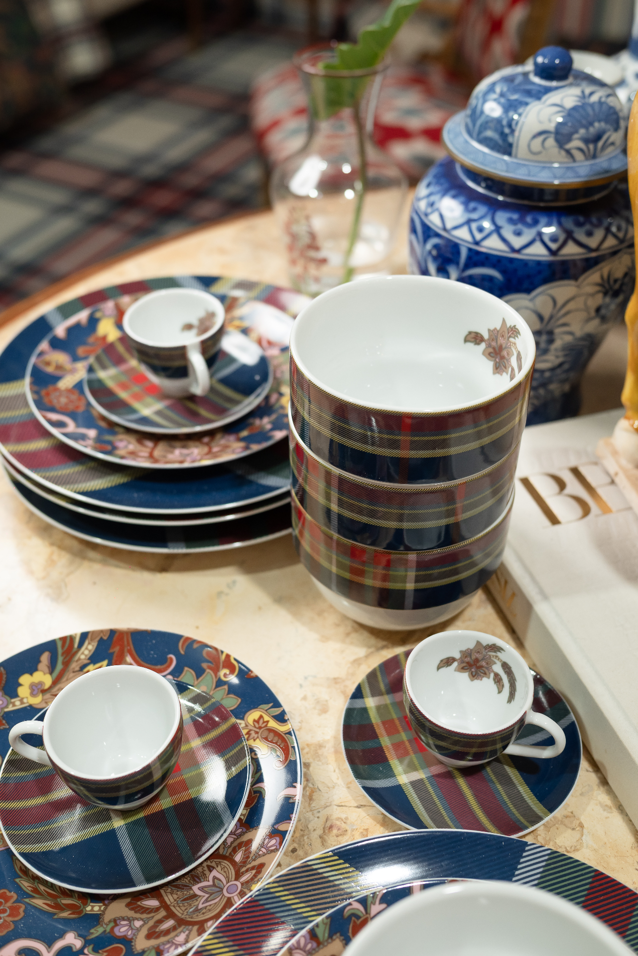 Mesa posta com louças xadrez Entreposto, xícaras e potes de porcelana azul e branca