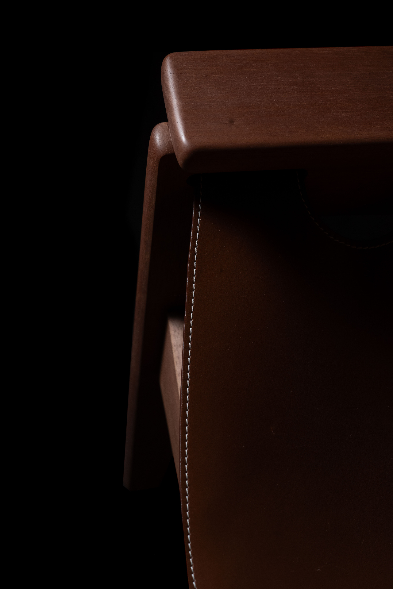 Poltrona Kilin, detalhe da lateral em couro