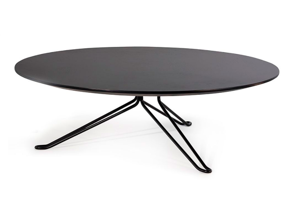 Mesa de Centro Bailarina, vista em perspectiva do tampo oval sobre base metálica