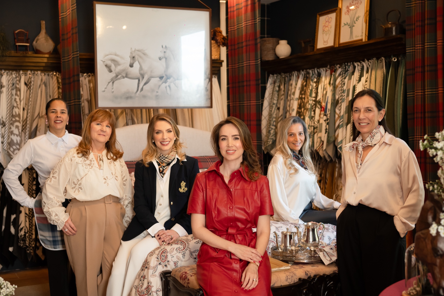 Equipe Luize Home reunida no ambiente da coleção Tartans