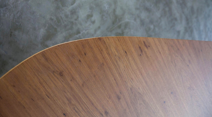 Mesa de Jantar Amorfa, detalhe do tampo em madeira